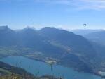 Paragliding Fluggebiet Europa » Frankreich » Rhone-Alpes,Annecy: Col de La Forclaz,der unmittelbar �stlich an die Dents anschlie�ende gr�ne Sattel eignet sich bei sauber vom See anstehendem Wind als Toplandeplatz f�r erfahrene Piloten. Als Kontrast zum Get�mmel am Forclaz regiert hier die Ruhe...