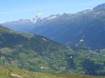 Paragliding Fluggebiet Europa » Schweiz » Wallis,Kühboden - Eggishorn,Piloten vor dem Startplatz, im Hintergrund ist Bellwald.