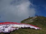 Paragliding Fluggebiet Europa » Schweiz » Bern,M�nnlichen,Kollegen beim Auslegen unterhalb des Gipfels, Startrichtung Grindelwald (NE). Die Wolken zeigen Thermik (und tiefe Basis) im Lee.
