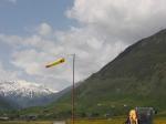 Paragliding Fluggebiet Europa » Schweiz » Uri,Realp,Landeplatz Andermatt.
Gemäss Windsack blässt der Wind vom Gemsstock.
Falls man versucht weiter vorne, bei der Talstation zu landen, müsste man mit Wind aus einer andern Richtung landen!
Auf der Gemsstockseite muss man natürlich die Kabel der Seilbahn beachten!