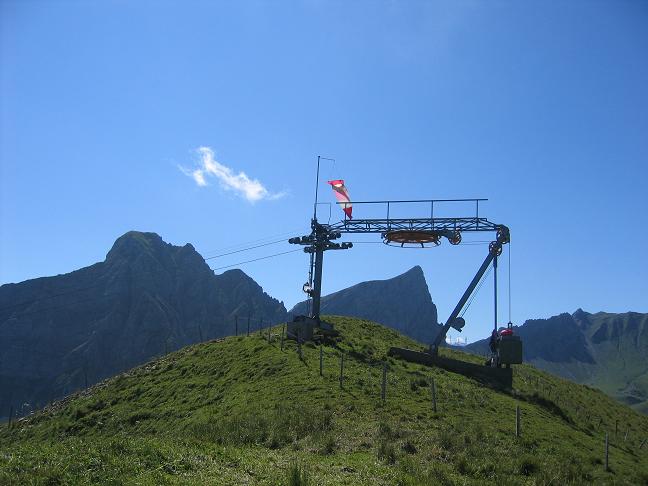 Auf dem Berg: Bergstation des Skilifts, mit Windsack...
�ber den Giswilerst�cken beginnt es zu brodeln.
