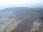 Paragliding Fluggebiet Europa » Deutschland » Thüringen,Kella Berg/Fliegen um Eschwege/Wanfried,Der Hang.Der untere Teil ist SO,da wo die Schirme fliegen ist in der Regel mit den besten Aufwinden am Hang zu rechnen,Richtung O.Weiter hinten steht der Wind aus NO an,leider kann man dann meistens nicht mehr gescheit starten.Trotzdem kann man dorthin fliegen,weil dann wieder auf der Südseite ein echter Hammer steht,leider aber nicht immer,also versuchen.