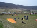 Paragliding Fluggebiet Europa » Deutschland » Thüringen,Kella Berg/Fliegen um Eschwege/Wanfried,Gelandet wird am Sportplatz.Sollte der Wind eher aus O-NO kommen,muß man wegen einem kleinem Lee ,verursacht durch die Baumreihe rechts vom Fußballtor, aufpassen.Da geht es die letzten Meter manchmal etwas zu schnell runter.Haben die meisten schon ausprobiert und sich den A...gehalten.Besser man landet dann hinter den Autos auf dem großen Feld.
