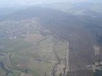 Paragliding Fluggebiet Europa » Deutschland » Thüringen,Kella Berg/Fliegen um Eschwege/Wanfried,Der Kellaer Kessel in seiner ganzen Pracht.Rechts unten der Startplatz.Aus diesem Gelände wurden schon einige sehr weite Flüge gestartet.Ganz oben kann man die Seenplatte des Freizeitzentrum sehen ,Campingplatz ,Baden etc.Dieses Freizeitzentrum ist aber nicht zu verwechseln mit dem anderen,daß man vom Startplatz Aue aus sieht.Es gibt das Freizeitzentrum mit seinen Seen und den Werratalsee.