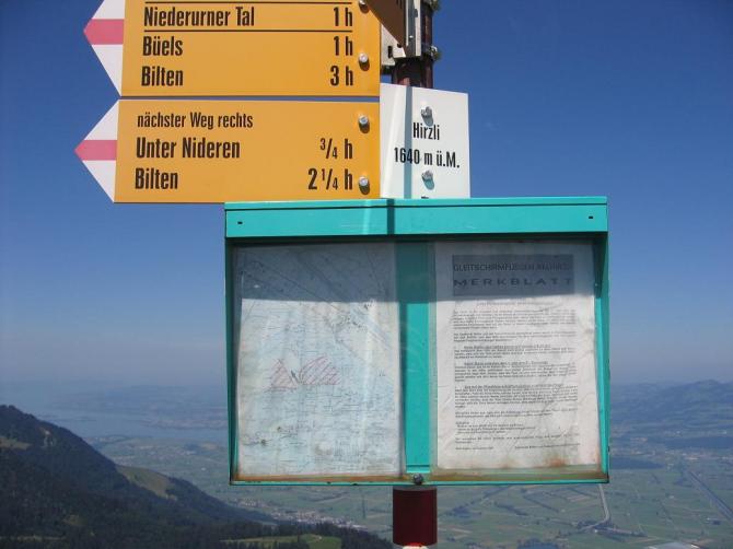 Tafel mit Hinweisen f�r GS-Piloten auf dem Hirzli. Bitte beachten! (Hinweise sind auch bei der Talstation angeschlagen).