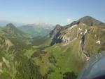 Paragliding Fluggebiet ,,Zwischen Br�ggler, Wageten (links) und Tierberg, B�rensolspitz (rechts) durch.
(C) Adrian Kienzi