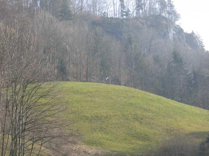 Startplatz Kerenzerberg, von der Kerenzerstrasse aus photografiert. Aufw�rts geht es den gelben Pfl�cken entlang.
