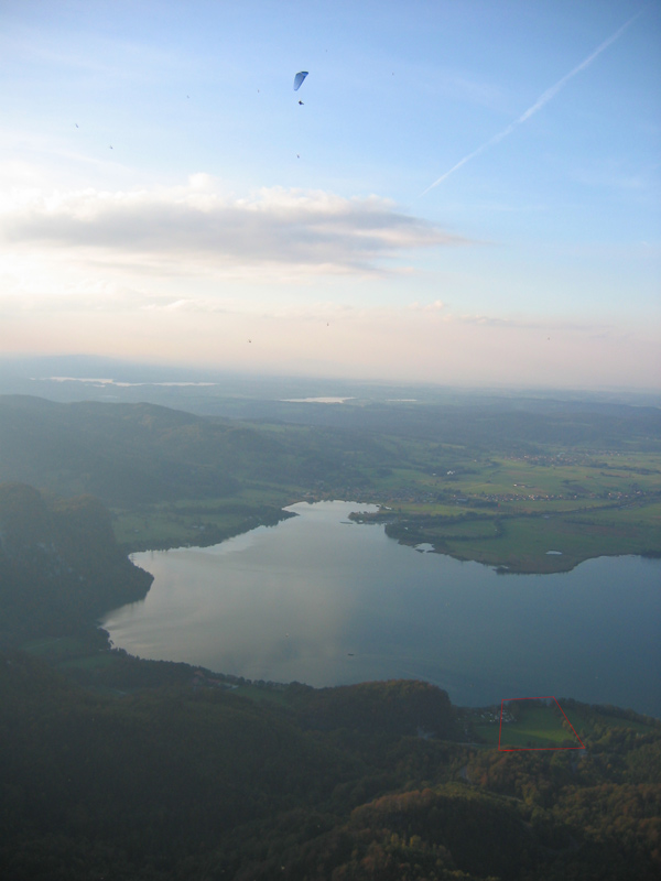 Abgleiten nach sch�nem Soaringflug. Rot gekennzeichnet ist der Landeplatz direkt am Kochelsee. Entstanden am 9.10.2005.