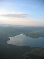 Paragliding Fluggebiet ,,Abgleiten nach schönem Soaringflug. Rot gekennzeichnet ist der Landeplatz direkt am Kochelsee. Entstanden am 9.10.2005.