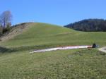 Paragliding Fluggebiet Europa » Schweiz » Glarus,Weissenberg - Sunnenh�rnli,Startplatz in der Kurve, unterhalb der Feuerstelle.
Wer h�her steigen m�chte kann nach etwa 1h auf dem Sunneh�rnli starten.