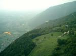 Paragliding Fluggebiet Europa » Italien » Venetien,Monte Grappa,Blick nach Westen, kurz nach dem Start vom "Teppich". In dem wohl bekanntesten Fluggebiet ist für jeden was dabei. Schneidige Thermikfliegerei tagsüber, ruhiges Abgleiten in den Sonnenuntergang am Abend. Herrlich.