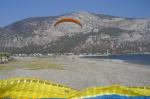 Paragliding Fluggebiet Asien » T�rkei,Kocatepe,Landung am Strand, im Hintergrund der Flugberg " Kocatepe"