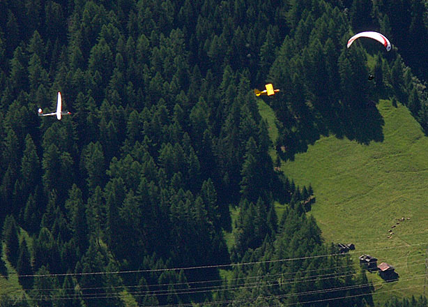 ... Munster und Ulrichen haben ex-Milit�rflugpl�tze und das Goms wirdim Sommer von allen Thermikliebhabern genutzt...