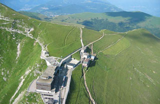 Blick auf die Bahnanlage auf dem Gipfel (Bild von Team Volo Libero Mte Generoso)