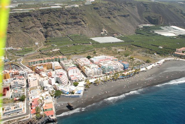 Puerto Naos mit Blick auf die Kante vom Meer aus, Startplatz oben, Bildmitte, Landeplatz Wiese hinter Kiosk rechts unten hinter dem Strand, April 2008