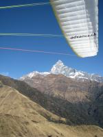 Paragliding Fluggebiet Asien » Nepal,Korchon,...der Startplatz liegt am Bildrand etwa auf "7:00 Uhr"...
In Bildmitte der allgegenwärtige 6993 m hohe Machapuchhre.