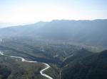 Paragliding Fluggebiet Asien » Nepal,Korchon,Einen vorgegebenen Landeplatz gibt es nicht für einen Flug vom Korchon. Wir sind auf den trockenen Reisfeldern an der Straße zwischen Hemja Besi und dem tibetischen Flüchtlingscamp gelandet.
Achtung :
Die Bergnase hat etwas oberhalb der Straße eine schlecht sichtbare Hochspannungsleitung (auf dem Foto nicht erkennbar), die frei über das Tal des Seti Nadi verläuft.