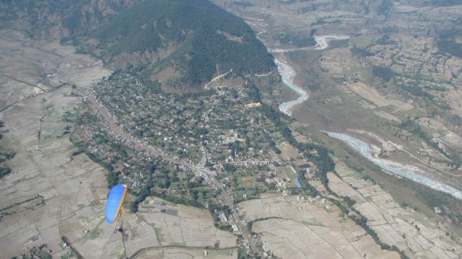 30.11.07:
Querung vom Sarangkot zur Green Wall. Über 2000 m Abflughöhe am Sarangkot lassen uns südöstlich von Hemja oberhalb des Tibetian Refugee Camp bequem das Tal queren.
Achtung, die Bergnase hat auf halber Hanghöhe Hochspannungsmasten. Aufpassen wer beim Flug vom Korchon sehr tief zurückkommt: Die Leitungen spannen frei und fast unsichtbar über das Flußtal.