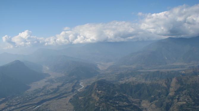30.11.07:
vorbei am Startplatz Dicki Danda geht es von der Green Wall zur�ck an die Ridge vom Sarangkot