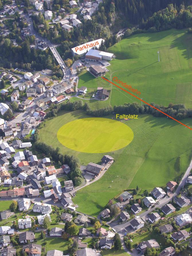 Landeplatz bei der Talstation der Gondelbahn nach Naraus.
Achtung: abfallend "nach links".