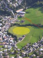 Paragliding Fluggebiet Europa » Schweiz » Graubünden,Feldis Mutta,Landeplatz bei der Talstation der Gondelbahn nach Naraus.
Achtung: abfallend "nach links".