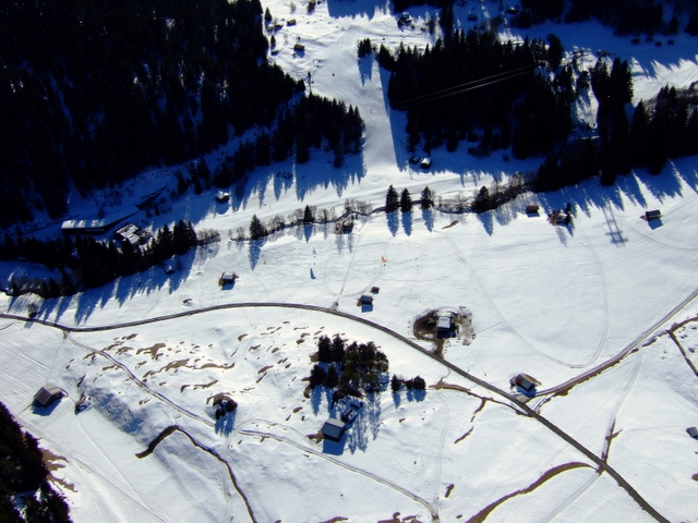 24. Februar 2008: Landeplatz Laax. Links in mittlerer H�he ist die Mittelstation der Bahn sichtbar.
