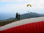 Paragliding Fluggebiet Europa » Portugal » Madeira,Lamaceiros,beim R�ckw�rtsaufziehen, im Hintergrund der Bergr�cken Richtung Ost, sch�nes Soaring �ber dem Eukalyptuswald und den wandernden Touristen entlang des Portela-Passes