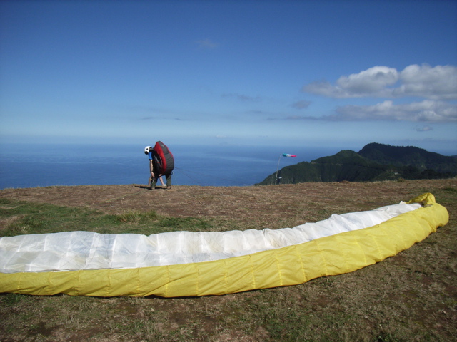 Der Startplatz bei freier Sicht, Sonne und idealem Wind, sogar mit Sicht auf die Nachbarinsel Porto Santo