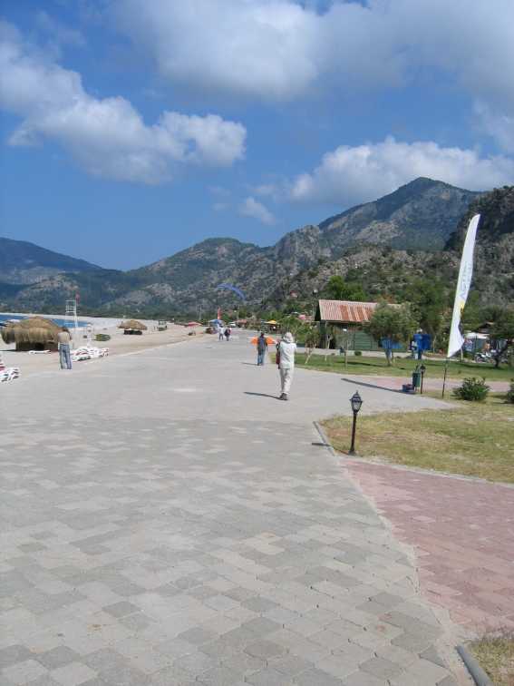 Die Strandpromenade ist ein beliebter Landeplatz damit die Schirme nicht so sandig werden.