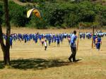 Paragliding Fluggebiet Afrika » Kenia,Eldoret / Iten,Au�enlandung in einem Schulhof ist immer spannend ;-)