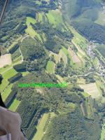 Paragliding Fluggebiet Europa » Deutschland » Rheinland-Pfalz,Arzbach (Grosser Kopf Westerwald)W-NW,Freiflieger beim Thermikfliegen
am R�merturm 30.08.07
www.freiflieger.eu