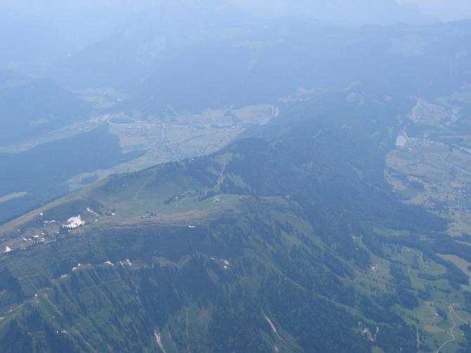 14.06.06,
die ganze Niedere auf einen Blick. 
Startplatz Andelsbucher Seite in Bildmitte.
Startplatz Bezauer Seite am linken Bildrand auf "8:00 Uhr"