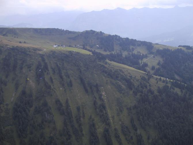Startplatz Andelsbucher Seite, gro�e Wiese mit Gasthaus