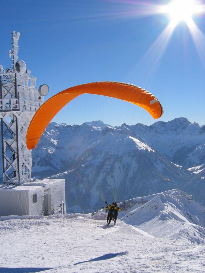 30.01.05,
Kaiserwetter.
Start an der bizarr vereisten Antenne am Diedamskopf.