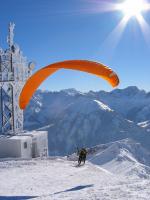Paragliding Fluggebiet ,,30.01.05,
Kaiserwetter.
Start an der bizarr vereisten Antenne am Diedamskopf.