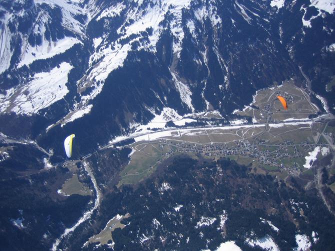 22.04.06,
hoch zwischen Diedamskopf und �ntschenspitze. Landeplatz Schoppernau: links vom Dreieck in rechter Bildrandmitte.
(Foto: "Didi" Dieter H�berlen)