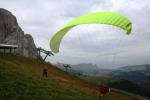 Paragliding Fluggebiet Europa » Italien » Trentino-Südtirol,Plose - Brixen,Thomas am Gipfelstartplatz Ciampinoi, einer leicht geneigten Wiese. Hier wird jeder Start von den Zuschauern kommentiert...