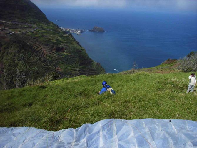 Blick vom Startplatz nach Porto Moniz, direkt unterhalb liegt der einzige Campingplatz von Madeira, und das Wasserkraftwerk von Ribeira da Janela,