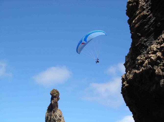 Im Landeanflug an die K�ste bei Porto Moniz, die erstarrten Lavas�ulen als Markierung f�r den Endanflug