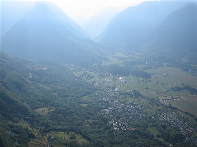 Blick auf Bovec und das Socatal. Rechts im Bild der Flughafen.