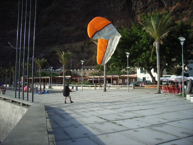 Schirmablegen direkt vor den Bars und Restaurants, wo sonst wenn es so einfach geht, Madeira ist ein Eldorado f�r Punktlander;-)