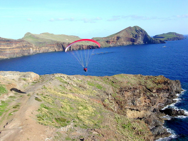 Das Ostkap von Madeira mit urspr�nglicher Vegetation, ausnahmsweise nicht komplett gr�n aber sehr spektakul�r, fliegerisch mal etwas anderes als der Rest der Insel