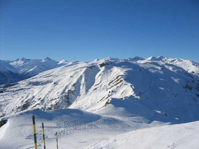 Blick vom Startplatz in Startrichtung (Westen);
nach links geht es ins Val Lumnezia;
nach rechts geht es nach Obersaxen.
Ilanz liegt ostw��rts.