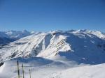 Paragliding Fluggebiet ,,Blick vom Startplatz in Startrichtung (Westen);
nach links geht es ins Val Lumnezia;
nach rechts geht es nach Obersaxen.
Ilanz liegt ostwäärts.