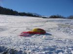 Paragliding Fluggebiet Europa » Schweiz » Graub�nden,Obersaxen Piz Mundaun,Landung neben der Piste bei der Talstation vor dem Balkon...
Anflug �ber das Dorf (leichter S-Wind).
Hanglandung auf unterschiedlichen H�hen neben der Piste / auf der Wiese m�glich.
