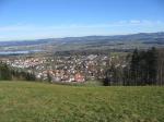 Paragliding Fluggebiet Europa » Schweiz » Zürich,Pfannenstiel,Blick vom unteren Startplatz in Startrichtung.
Unten sieht man den Landeplatz (vor den Häusern), im Hintergrund sieht man den Greifensee.
Bei Sturmwarnung geht man besser segeln oder surfen!