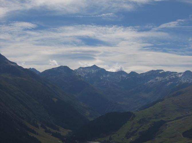 F�hnflug - �ber dem Gotthard tobt der F�hn; in Sedrun l�sst sich's gerade noch fliegen