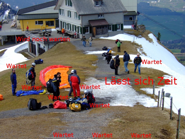 Startvorbereitung am Nordstartplatz, wie es genau _nicht_ sein sollte: Ein Pilot legt gemütlich aus, blockiert damit denjenigen Startplatz, welcher beim vorherrschenden Wind geht, und alle anderen "dürfen" warten ... Bitte an alle: Legt auf dem Weglein unterhalb des Startplatzes aus, macht Euch bereit, nehmt Euren Schirm zusammen, kommt mit einer Rosette an den Startplatz und helft Euch danach gegenseitig.