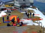 Paragliding Fluggebiet Europa Schweiz Appenzell Innerrhoden,Kronberg,Startvorbereitung am Nordstartplatz, wie es genau _nicht_ sein sollte: Ein Pilot legt gem�tlich aus, blockiert damit denjenigen Startplatz, welcher beim vorherrschenden Wind geht, und alle anderen "d�rfen" warten ... Bitte an alle: Legt auf dem Weglein unterhalb des Startplatzes aus, macht Euch bereit, nehmt Euren Schirm zusammen, kommt mit einer Rosette an den Startplatz und helft Euch danach gegenseitig.