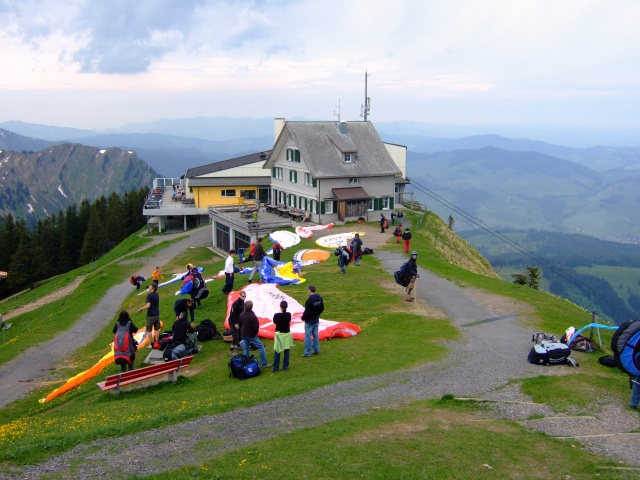 Startvorbereitungen am Kronberg, wie es sein sollte. Ausgelegt wird abseits der Startpl�tze, Piloten kommen fertig eingeh�ngt an den Startplatz, man hilft sich gegenseitig und alle kommen schnell in die Luft. Tipps und Kommentare von den Experten sind auch verf�gbar ;-).